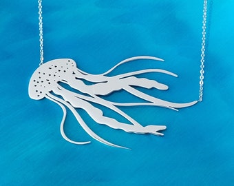 Collar colgante de medusas