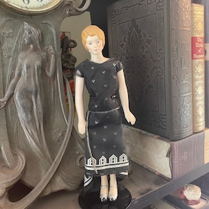 Flapper Biskuit Puppe mit Ständer - hergestellt in den 1980er Jahren