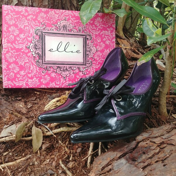 Endora Witch Pumps size 10 / Pointy Toe Witchy Shoes / Halloween Pumps by Ellie