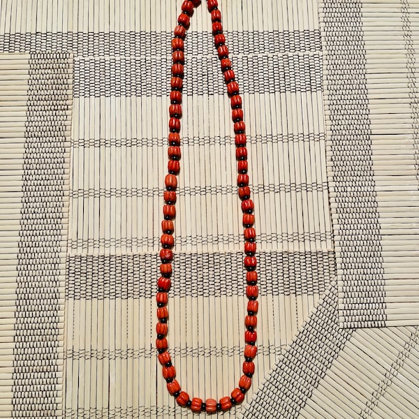 Collier en corail et bois.