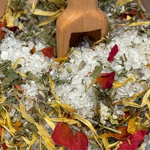 Sales de baño para el período yoni, sales de baño para después de la menstruación, sales de baño con flores y hierbas de cosecha propia, sales de baño botánicas orgánicas hechas a mano, obsequios de spa