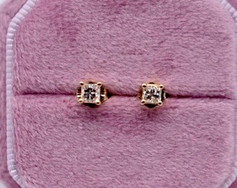 Orecchini A Bottone In Oro Giallo 14kt Con Diamanti Simulati Princess - 2 Carati Totali, Chiusura A Farfalla