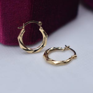 Vintage 14K Yellow Gold Scalloped Hollow Hoop Earrings