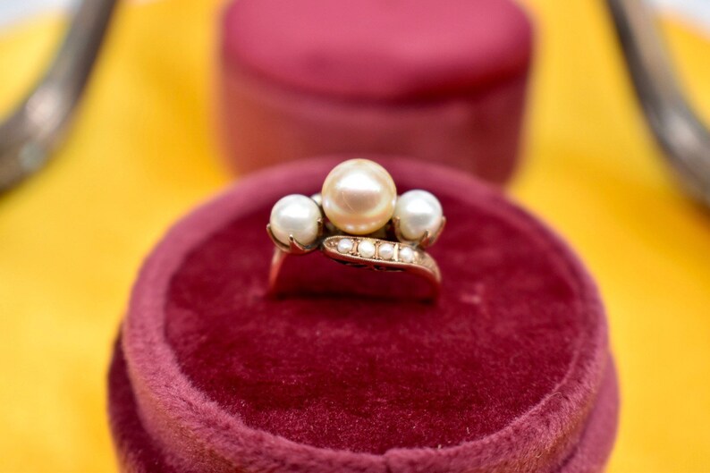 Victorian 10K Rose Gold Three Stone Tinted Gold Pearl and White Pearl Ring image 5