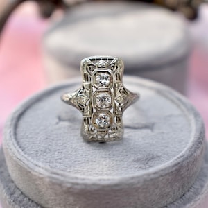 Vintage Art Deco 18K Weißgold Alte Europäische Cut Drei Stein Filigree Diamant Verlobungsring