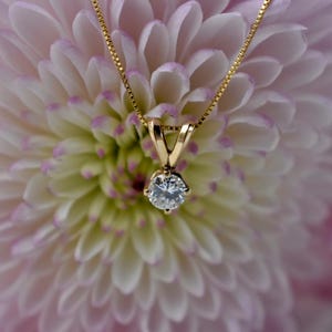 Vintage 14K Yellow Gold 0.28cts Solitaire Round Shape Diamond Compass Prongs Necklace