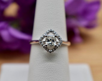 Anel de noivado abstrato com diamante e corte almofada em ouro branco 14K, 0,54 cts FSI3