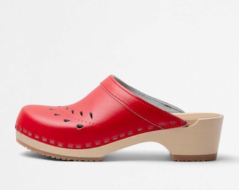 Sabots VERKA | Sabots suédois en bois pour femme | Blomma | Chaussures à talons bas pour femmes | Sabots en cuir | Airelle rouge