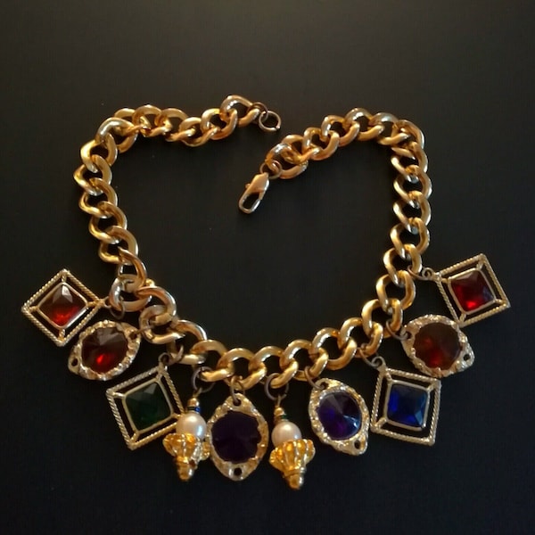 COLLIER VINTAGE avec breloques, en métal doré et cabochons multicolores, Necklace