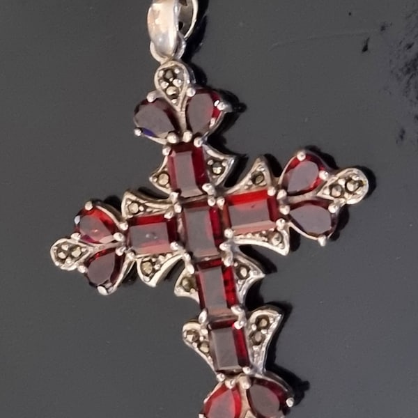 Beau Pendentif Croix en Argent, Grenats facettés, Marcasites