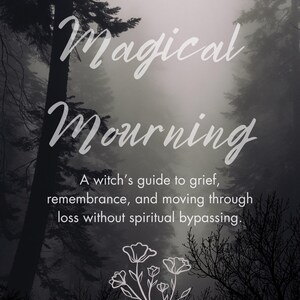 Peut inclure: Couverture de livre avec le titre "Magical Mourning" en écriture blanche sur un fond de forêt sombre et brumeuse. Le sous-titre indique "A witch's guide to grief, remembrance, and moving through loss without spiritual bypassing."