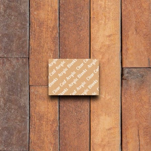 Puede incluir: Una caja de cartón marrón con el texto "Acrylic Blanks Clear Cast Acrylic" repetido en ella.