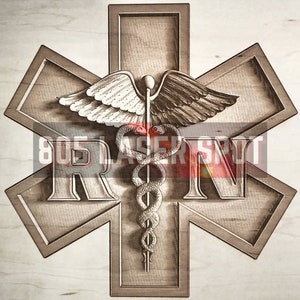 Puede incluir: Una talla de madera de un símbolo médico, una estrella de la vida con una serpiente y alas, con las letras "RN" talladas en el centro.