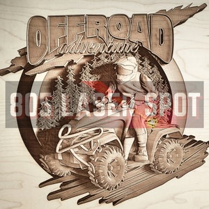 Puede incluir: Una talla de madera de un vehículo todoterreno con un conductor con casco y gafas. El vehículo está conduciendo por un bosque con las palabras "Offroad adventure" encima.