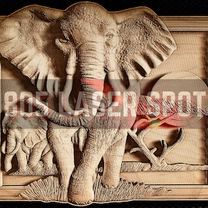 Puede incluir: Una talla de madera detallada de un elefante con la trompa levantada, de pie en un campo con un elefante pequeño detrás. La talla está enmarcada en un marco de madera.