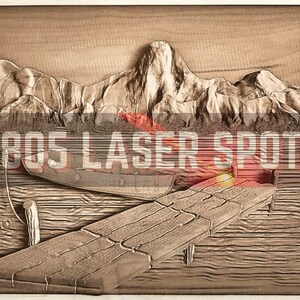 Op de afbeelding: Een houten carving van een berglandschap met een boot aangemeerd aan een houten pier. De carving is in tinten bruin en grijs, met een lichtbruine achtergrond.