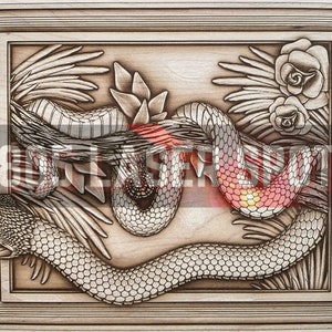 Peut inclure: Une sculpture en bois détaillée d'un serpent avec un corps texturé et écailleux. Le serpent est enroulé autour d'une branche avec des feuilles et des fleurs. La sculpture est encadrée dans un cadre en bois clair.