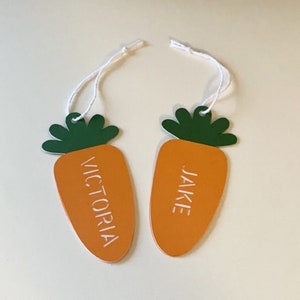 Étiquettes-cadeaux personnalisées faites à la main de carottes de Pâques.