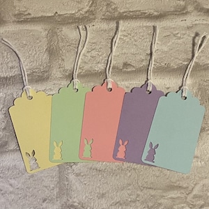 Lot d'étiquettes cadeaux faites main dans des couleurs pastel.