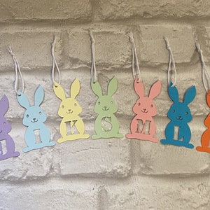 Étiquettes-cadeaux personnalisées faites à la main avec un lapin de Pâques.