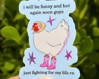 Può includere: Un adesivo azzurro raffigurante una gallina bianca con un foulard beige e stivali da cowboy rosa con stelle. L'adesivo include stelle viola glitterate e il testo: i will be funny and hot again soon guys just fighting for my life rn.