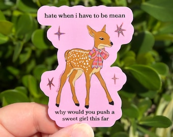 Pode incluir: Um adesivo rosa cortado no formato, apresentando um filhote de cervo marrom com manchas brancas usando um laço xadrez no pescoço. O texto diz, hate when i have to be mean, e, why would you push a sweet girl this far. Quatro estrelas brilhantes cercam o cervo.
