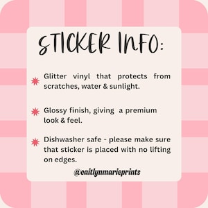 Pu&ograve; includere: Uno sfondo a scacchi rosa e bianco con un rettangolo color crema contenente il testo "STICKER INFO:". Il testo descrive le caratteristiche dell'adesivo: vinile glitterato, finitura lucida e lavabile in lavastoviglie.