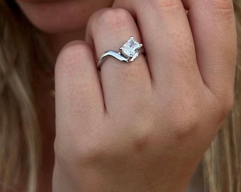 Asymmetric Solitaire Lab Diamond Engagement Ring Radiant Cut 0.50–2.00ct Center