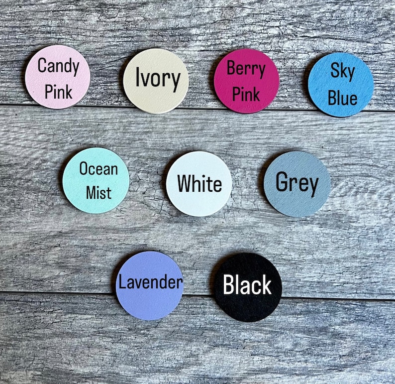 Puede incluir: Nueve discos redondos de madera de diferentes colores y con texto. Los colores son marfil, rosa caramelo, rosa baya, azul cielo, neblina oce&aacute;nica, blanco, gris, lavanda y negro. El texto en los discos dice: Marfil, Rosa caramelo, Rosa baya, Azul cielo, Neblina oce&aacute;nica, Blanco, Gris, Lavanda y Negro.