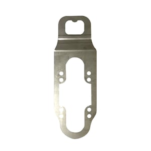 Puede incluir: Un soporte de metal plateado con un agujero en la parte superior y varios agujeros a lo largo de los lados. El soporte est&aacute; dise&ntilde;ado para sujetar una luminaria.