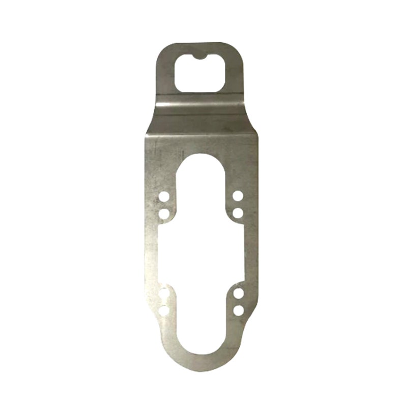 Puede incluir: Un soporte de metal plateado con un agujero en la parte superior y varios agujeros a lo largo de los lados. El soporte est&aacute; dise&ntilde;ado para sujetar una luminaria.