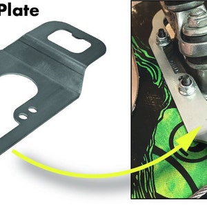 Puede incluir: Una placa de paso para skateboard de metal plateado. La placa tiene un agujero en el centro y cuatro agujeros alrededor del per&iacute;metro para el montaje.