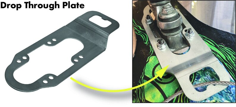 Puede incluir: Una placa de paso para skateboard de metal plateado. La placa tiene un agujero en el centro y cuatro agujeros alrededor del per&iacute;metro para el montaje.