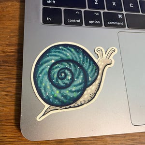 Adesivo fosforescente a forma di lumaca cosmica – Decalcomania in vinile con conchiglia dell'universo galattico