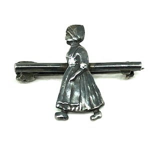 Vintage Sterling Walking Frau Figur Bar Pin. Niederländische Mädchen Bar Pin, C Verschluss Brosche, Sterling Miniatur Brosche