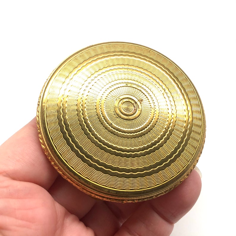 Vintage 50s Courting Couple Compact with Raised Floral Edges Unsigned Compact Mid Century Gold Tone Powder Compact with Mirror