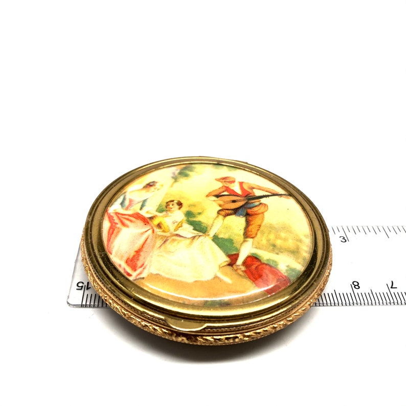 Vintage 50s Courting Couple Compact with Raised Floral Edges Unsigned Compact Mid Century Gold Tone Powder Compact with Mirror