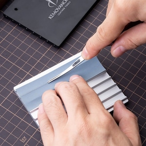 Strumento di affilatura per smussatore per bordi in pelle (utilizzato con carta vetrata)