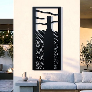 Peut inclure: Décoration murale en métal noir représentant une silhouette de bouteille de vin dans un cadre rectangulaire. Le design comprend des éléments de vignoble stylisés et des formes abstraites, adapté à la décoration intérieure ou extérieure.