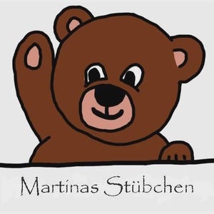 K&ouml;nnte beinhalten: Ein brauner Cartoon-B&auml;r mit hellrosa Schnauze und Innenohren, der mit einer Pfote winkt. Der B&auml;r befindet sich &uuml;ber einer horizontalen schwarzen Linie mit dem Text "Martinas St&uuml;bchen", der in schwarzer Schrift auf hellgrauem Grund steht.