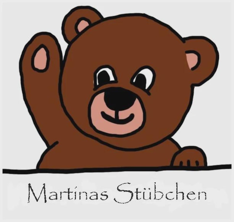K&ouml;nnte beinhalten: Ein brauner Cartoon-B&auml;r mit hellrosa Schnauze und Innenohren, der mit einer Pfote winkt. Der B&auml;r befindet sich &uuml;ber einer horizontalen schwarzen Linie mit dem Text "Martinas St&uuml;bchen", der in schwarzer Schrift auf hellgrauem Grund steht.