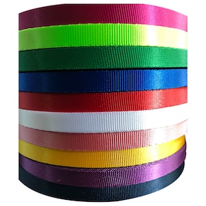 Puede incluir: Un rollo de cinta de 10 colores diferentes. Los colores son: burdeos, verde lima, verde bosque, azul marino, rojo, blanco, rosa, amarillo, morado y negro.