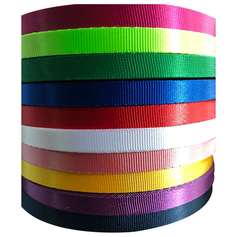Op de afbeelding: Een rol met 10 verschillende kleuren lint. De kleuren zijn: bordeauxrood, limoengroen, bosgroen, marineblauw, rood, wit, roze, geel, paars en zwart.