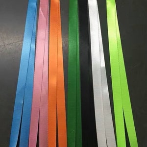 Op de afbeelding: Set van acht kleurrijke lanyards met metalen gespen. De banden zijn in de kleuren blauw, roze, oranje, groen, zwart, wit en limoengroen.