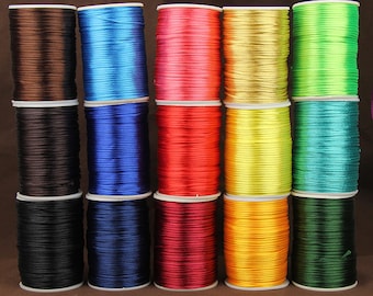 Puede incluir: Surtido de 15 carretes de cordón de algodón encerado de colores. Los carretes están dispuestos en tres filas de cinco. Los colores incluyen marrón, azul, rojo, amarillo, verde, negro, azul marino, burdeos, naranja y verde oscuro.