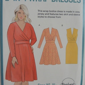 Puede incluir: Un patrón de costura para vestidos cruzados 2 en 1. El patrón muestra a una mujer con un vestido cruzado coral con mangas largas. Se ilustran otros dos estilos de vestido. El texto dice "Tallas XS-XL".