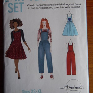 Puede incluir: Un patrón de costura para un conjunto de peto 2 en 1, con petos clásicos y un elegante vestido peto. La portada incluye ilustraciones de las prendas y el texto "2-IN-1 DUNGAREE SET". Tallas XS-XL disponibles.