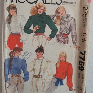 Pode incluir: Padrão de costura vintage McCall's com ilustrações de blusas. A capa mostra vários designs de blusas em cores como branco, verde e vermelho, com o logotipo McCall's no topo. O número do padrão é 7759.