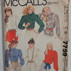 Pode incluir: Padrão de costura vintage McCall's com ilustrações de blusas. A capa apresenta designs de blusas em cores como verde, vermelho e azul. O número do padrão é 7759, com informações de tamanho e uma etiqueta de preço.