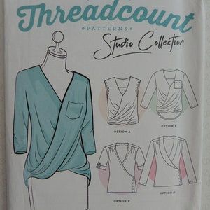 Puede incluir: Un patrón de costura "Threadcount Studio Collection" con ilustraciones de tops cruzados. El patrón incluye opciones para diferentes largos de manga y colocación de bolsillos. Tallas de 8 a 16, nivel principiante aventurero.